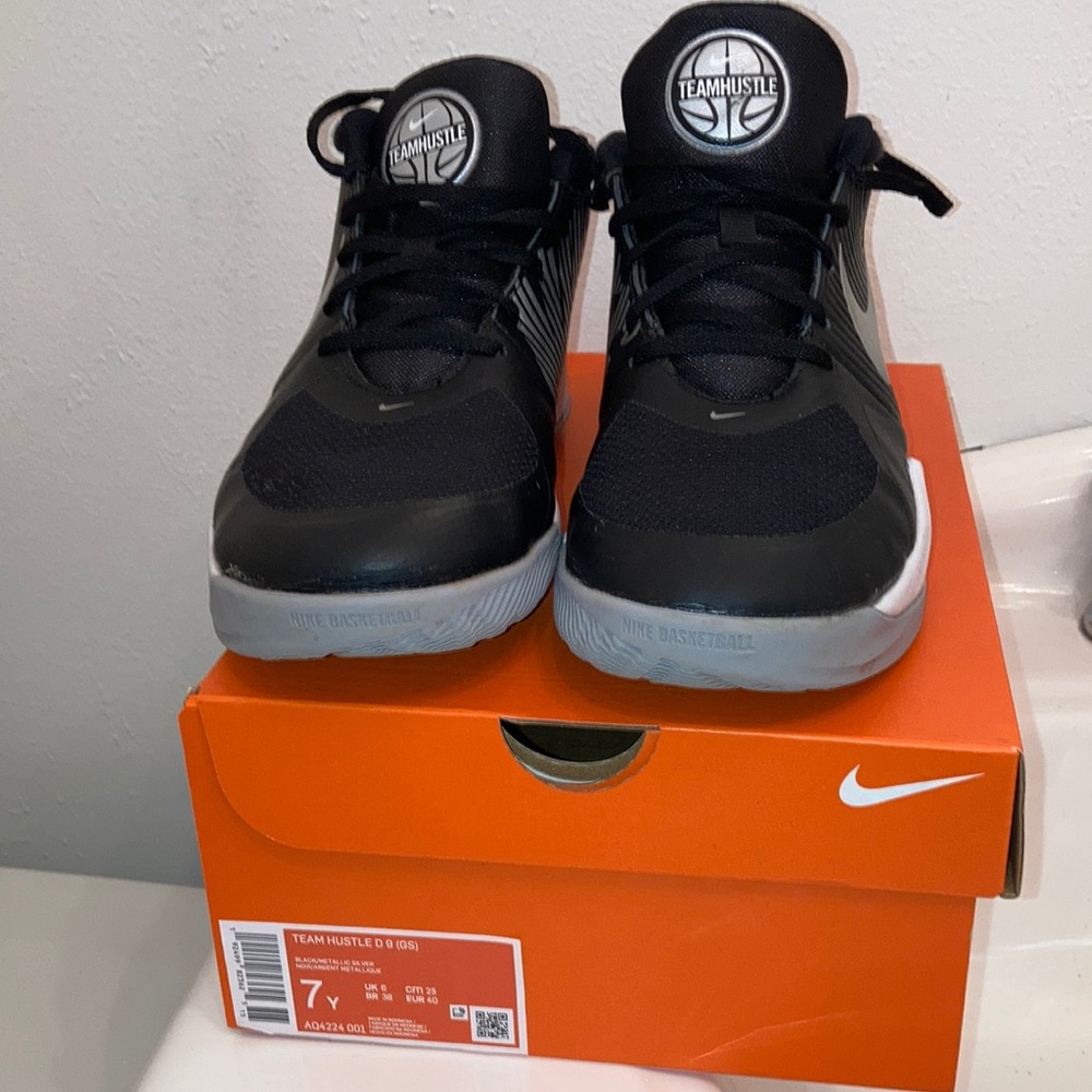 Barely worn Nike Team Hustle shoes size 7y!! They still smell like new!!